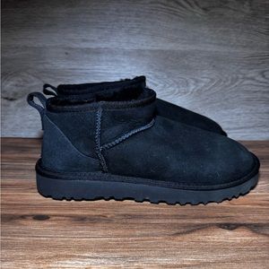 Ugg mini boots black size 5 women’s 
Like new condition  Store Display